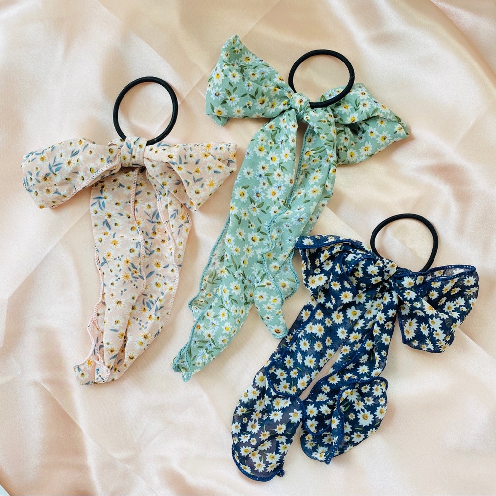 Chic Daisy Hair Tie Scrunchie - Picture 2 of 9